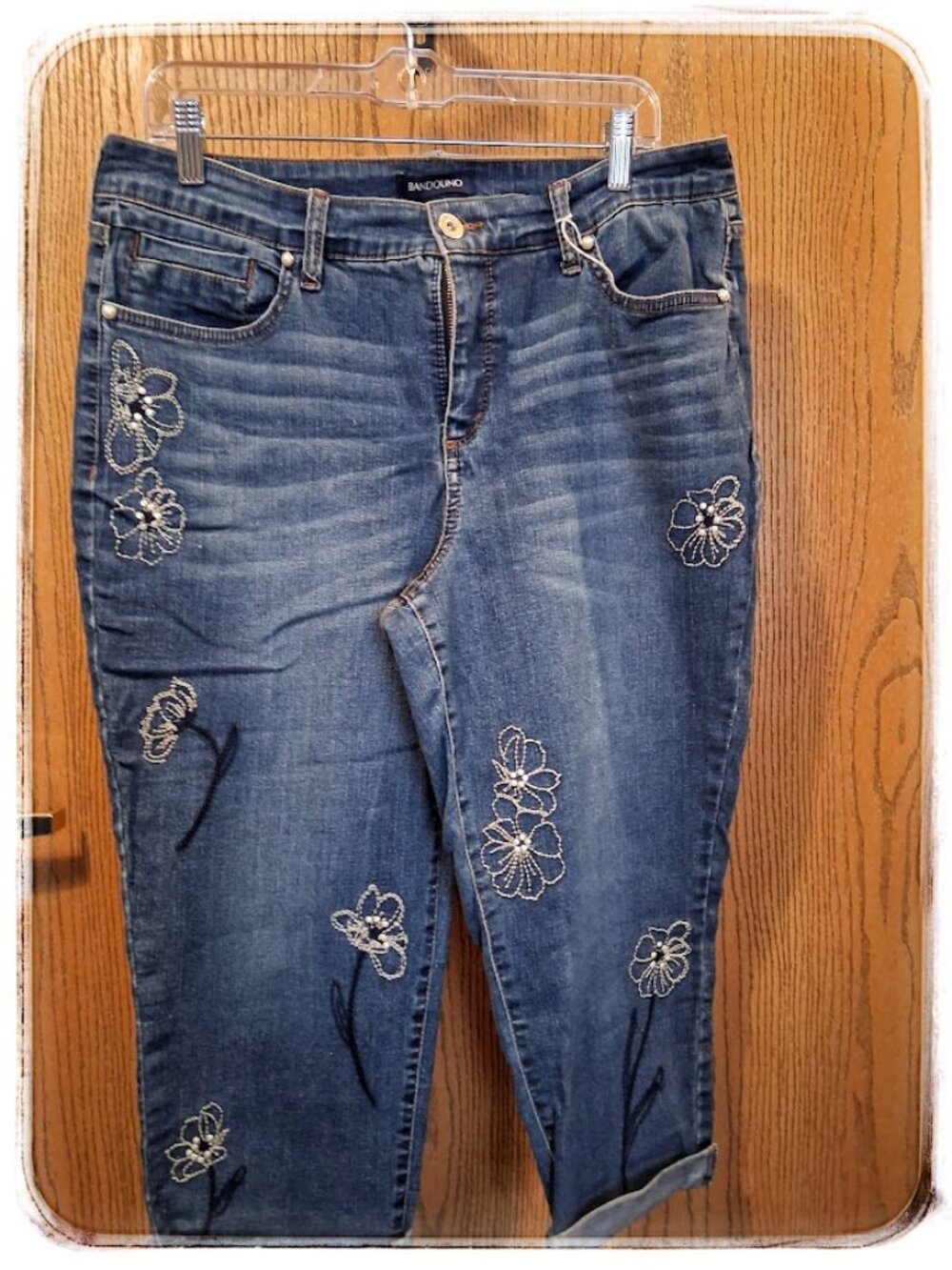 Bandolino Millie Capri Jeans Size 12 — Floral Embroidery & Rhinestone Detail